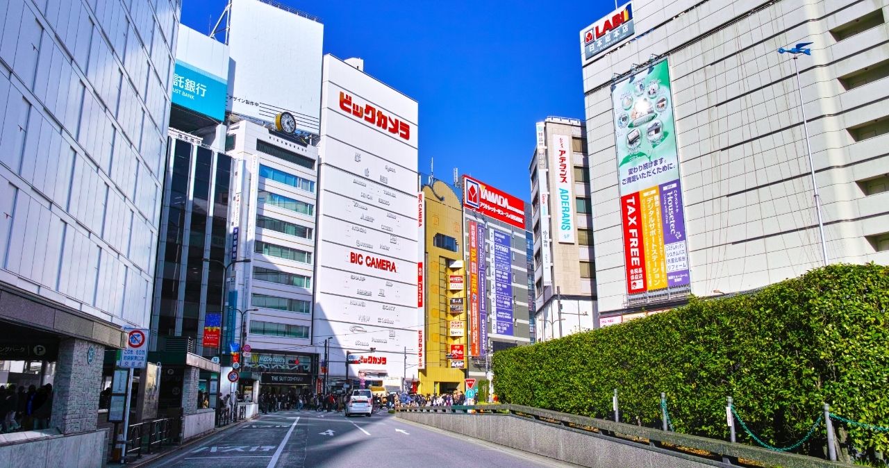 池袋駅東口の街並み。エテルナは駅から徒歩2分
